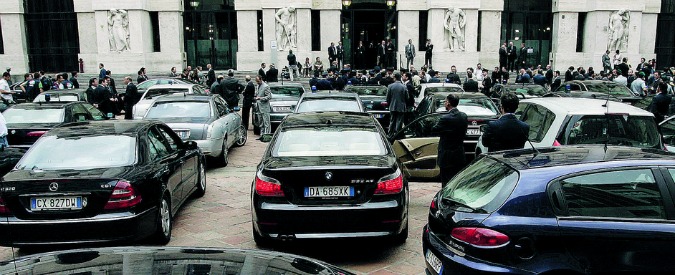 Copertina di Auto blu, il governo: “Tagliate 43mila vetture”. Ma il report è un flop: a Palazzo Chigi risposte solo da metà dei Comuni