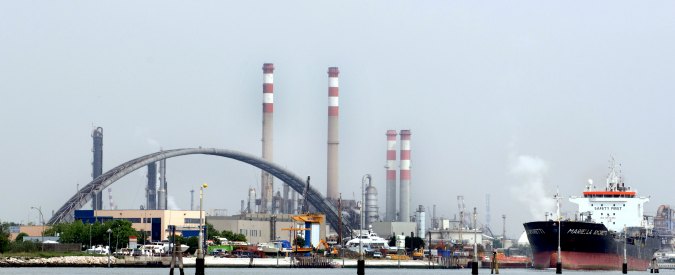 Copertina di Bonifica Venezia-Porto Marghera, la commissione parlamentare d’inchiesta: “Mancati controlli e sperpero di denaro”