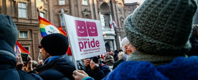 Copertina di Stepchild adoption, ok Corte d’Appello di Torino alla richiesta di due coppie gay: “Tutelare una situazione di fatto”