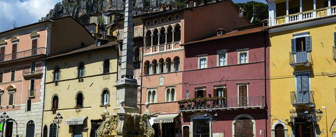 Copertina di Tagliacozzo al voto dopo l’aggressione all’attivista grillino: si ricandida il sindaco uscente indagato per concussione