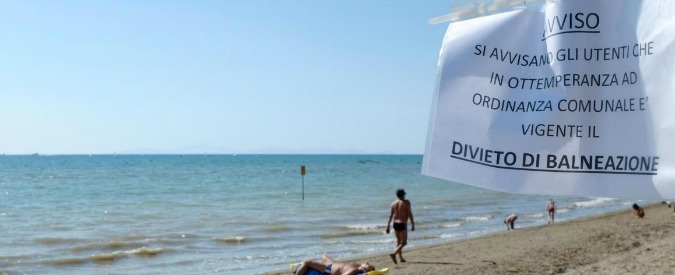 Copertina di Mare, il 90 per cento delle spiagge ha l’acqua pulita. Ma i test italiani non controllano l’inquinamento chimico