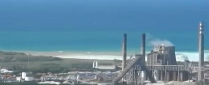 Copertina di Solvay, pesci morti lungo le Spiagge Bianche della Toscana: la procura indaga sugli sversamenti di ammoniaca