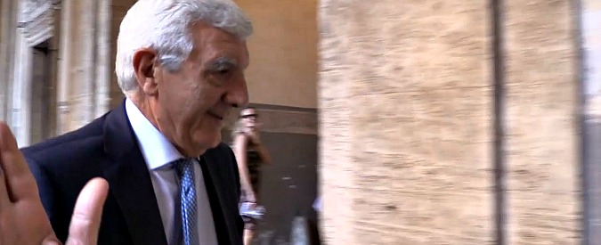 Copertina di Dimissioni dopo il G8 di Genova? De Gennaro fa scena muta davanti ai cronisti