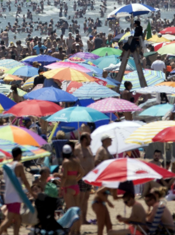 Copertina di Turismo mordi e fuggi: dal sesso sull’arenile ai bivacchi low cost, tutte le misure dei sindaci per evitare “l’estate cafona”