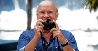 Morto Peter Lindbergh, addio al celebre fotografo di moda: aveva 74 anni. I suoi scatti in bianco e nero diventati iconici
