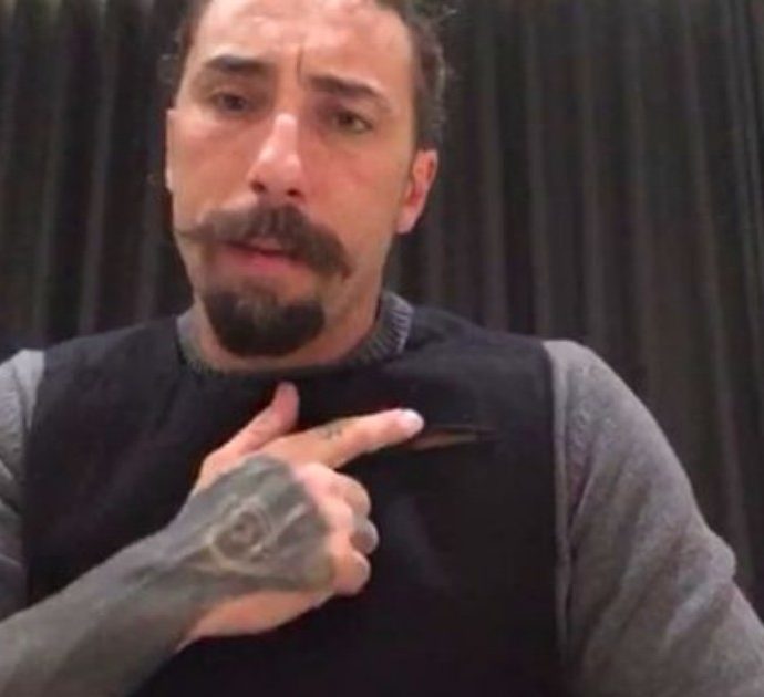 Striscia la Notizia, Brumotti aggredito a Napoli: “Ho rischiato il linciaggio, mi sono dovuto nascondere in un sottoscala”