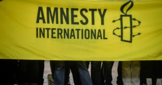 Copertina di Amnesty International “indesiderata” in Russia: vietata dalle autorità perché considerata fuorilegge