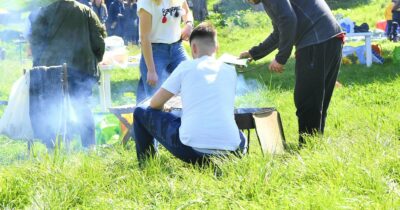 Copertina di Grigliata di Pasquetta, attenzione a multe e divieti: dai balconi ai parchi e le spiagge, ecco tutto quello che c’è da sapere prima di accendere il barbecue