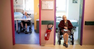 Copertina di Rsa chiuse ai parenti? La psicologa: “Un nuovo trauma sarebbe molto difficile da tollerare”
