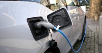 Copertina di Federauto: “Auto elettrica, troppa pressione sui concessionari”. E quelli di Stellantis scrivono alla UE