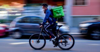 Copertina di Caporalato sui rider, commissariata Uber Italy. “Servizio appaltato a terzi che sfruttavano e minacciavano migranti. Società consapevole”