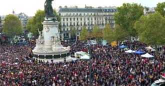 Parigi, migliaia di persone in piazza per ricordare l’insegnante decapitato: le immagini