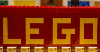 Copertina di Lego mette al bando soldatini e carri armati. Ma questo non risolve il vero problema