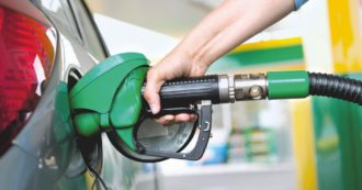 Copertina di Carburanti, un autunno caldo. Il diesel costa più della benzina, ecco perché