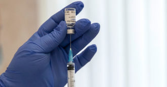Copertina di Coronavirus, a Mosca la campagna vaccinale passa per la lotteria delle auto