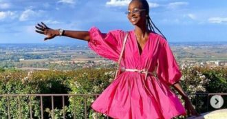 Copertina di Layla da Costa, la modella trovata morta a 24 anni nel suo appartamento a Bologna: “Non usciva più dal bagno, forse un infarto”