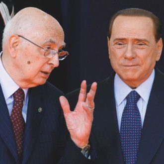 Copertina di 33 – Berlusconi sfascia tutto per l’immunità, ma Re Giorgio vuole salvarlo