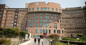 Copertina di Allergica al lattice, viene licenziata dal San Raffaele per presunta “assenza ingiustificata”: ora il tribunale ordina il reintegro