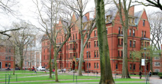 Stop all’ordine di Trump che vieta il visto agli studenti stranieri a Harvard: la decisione della giudice
