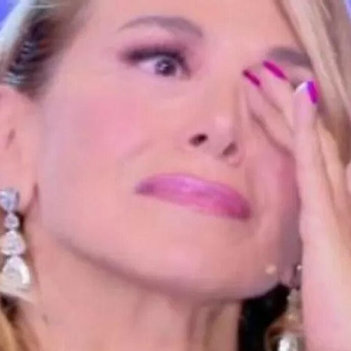 “Appena nasce mio fratello, mamma rientra dalla clinica, si mette a letto e non si alza più: ha il morbo di Hodgkin. Di lei ricordo il sorriso”: Barbara D’Urso si racconta