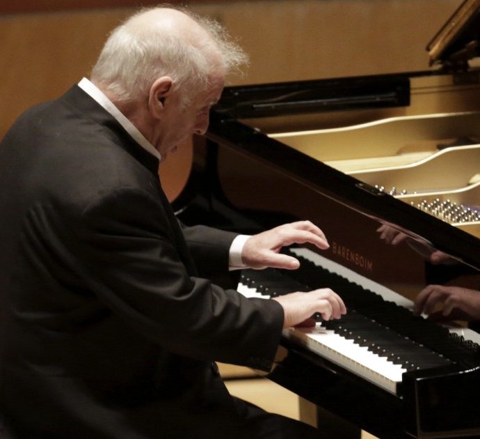 “La mia salute è peggiorata significativamente, non posso più assolvere il mio compito”. Il maestro Barenboim lascia l’opera di Berlino dopo 30 anni