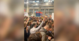 Copertina di “Fuori i fascisti dal Salone”: i cori durante la contestazione alla ministra Roccella a Torino