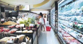 Copertina di L’economia italiana ha frenato più del previsto: il Pil del secondo trimestre rivisto a -0,4%. Istat: “Flessione dovuta alla domanda interna”