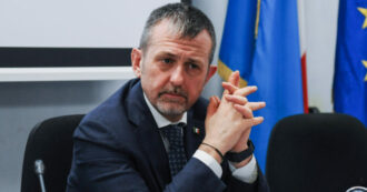Copertina di Caso Cospito, il sottosegretario Delmastro rinviato a giudizio per rivelazione di segreto. Lui: “Fiero di aver svelato un attacco al 41-bis”