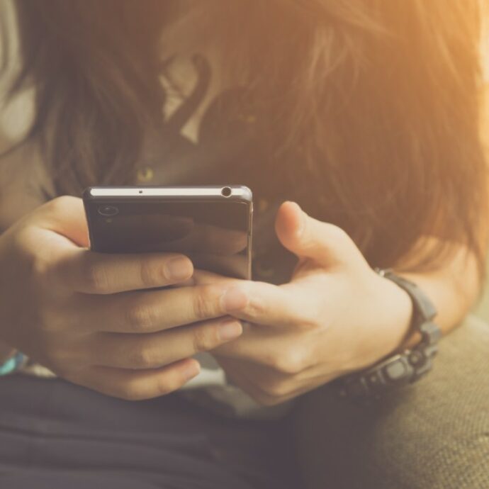 “Non smetterò mai di curiosare nel telefono di mio marito e non giudicatemi. Ecco perché dovreste fare lo stesso”: una moglie curiosa scatena il dibattito sul Web