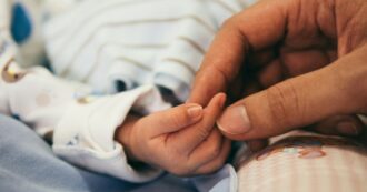 Copertina di Neonato abbandonato nudo in strada e positivo alla cocaina: arrestati i genitori
