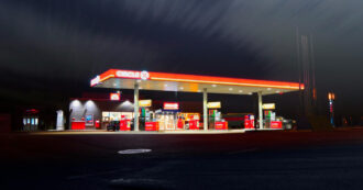 Benzina ai massimi da 6 mesi. Giorgetti: “Non è colpa del governo”. Che però incassa sempre di più grazie all’Iva