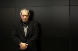 Copertina di Morto Paul Auster, una vita segnata dalle tragedie: il figlio morto a 44 anni per droga, la nipotina stroncata a 10 mesi da un’overdose e la diagnosi di cancro