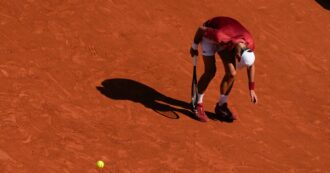 Roland Garros, Djokovic annuncia il forfait per i quarti di finale e si ritira dal torneo