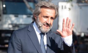 Copertina di Palinsesti La7, la novità è Flavio Insinna, la conferma Mentana (che resta fino al 2026). E Urbano Cairo a FqMagazine dice la sua sul canone Rai e la Lega