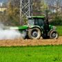Copertina di Morto un agricoltore di 75 anni rimasto schiacciato dal suo trattore