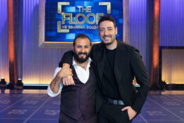Copertina di Ciro Priello e Fabio Balsamo riaccendono i 100 concorrenti di “The Floor – Ne rimarrà uno solo”: chi vincerà il montepremi finale di 100mila euro?