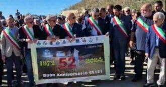 Copertina di Marcia di protesta per la strada chiusa per frana da 52 anni, il sindaco di Marianopoli: “Territorio abbandonato”