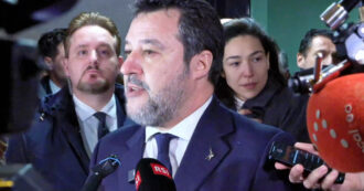 Copertina di Salvini dopo l’assoluzione per il caso Open Arms: “Ha vinto la Lega, difendere i confini non è reato”. Alle spalle la compagna commossa