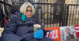 Copertina di Alaa El-Fattah detenuto in Egitto da più di 5 anni, la madre dell’attivista: “Ogni giorno a Downing Street finché Starmer non lo farà liberare”