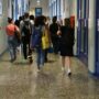 Copertina di Sparisce un cellulare a scuola, prof ispezionano gli zaini: a un 12enne trovano una pistola scacciacani