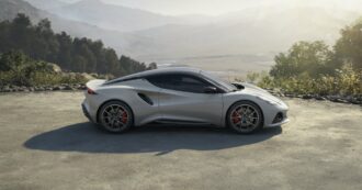 Copertina di Lotus Emira Turbo SE, la versione che strizza l’occhio alla tradizione del brand inglese