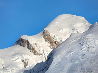 Copertina di Precipita in un crepaccio profondo 15 metri: scialpinista francese muore sul Monte Bianco