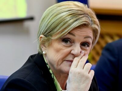Copertina di Il caso Calderone oggi in Aula: “Dica se ha mentito sulla laurea”