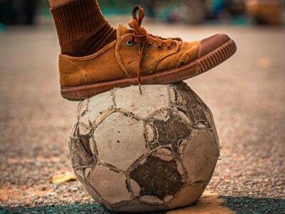 Copertina di Multa di 500 euro per chi gioca a calcio in piazza. Gli ex giocatori Zigoni e Zanini: “Così si uccide uno sport”