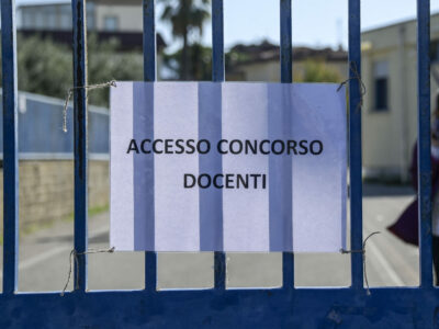 Copertina di Concorso docenti, errore nei quesiti di una sessione: candidati riconvocati per rispondere a una sola domanda