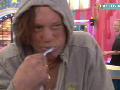 Copertina di “Insulti omofobi, body shaming e comportamento inquietante”: bufera su Mickey Rourke (irriconoscibile) appena entrato nella casa di “Celebrity Big Brother”