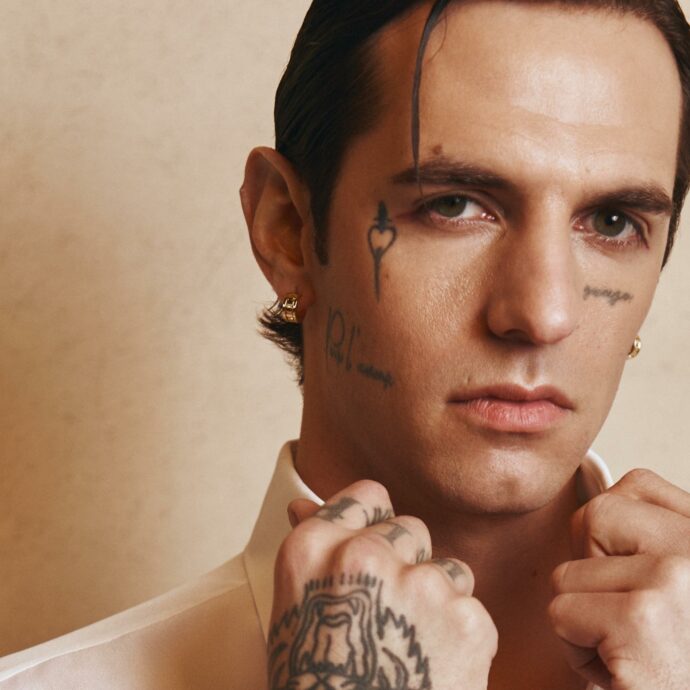 Achille Lauro: “Mia madre ha saputo che volevo fare il cantante da un articolo. Vivo le relazioni in modo strano, sono timido. Comuni Mortali non è disco paraculo, non è per le radio e non me ne frega nulla”