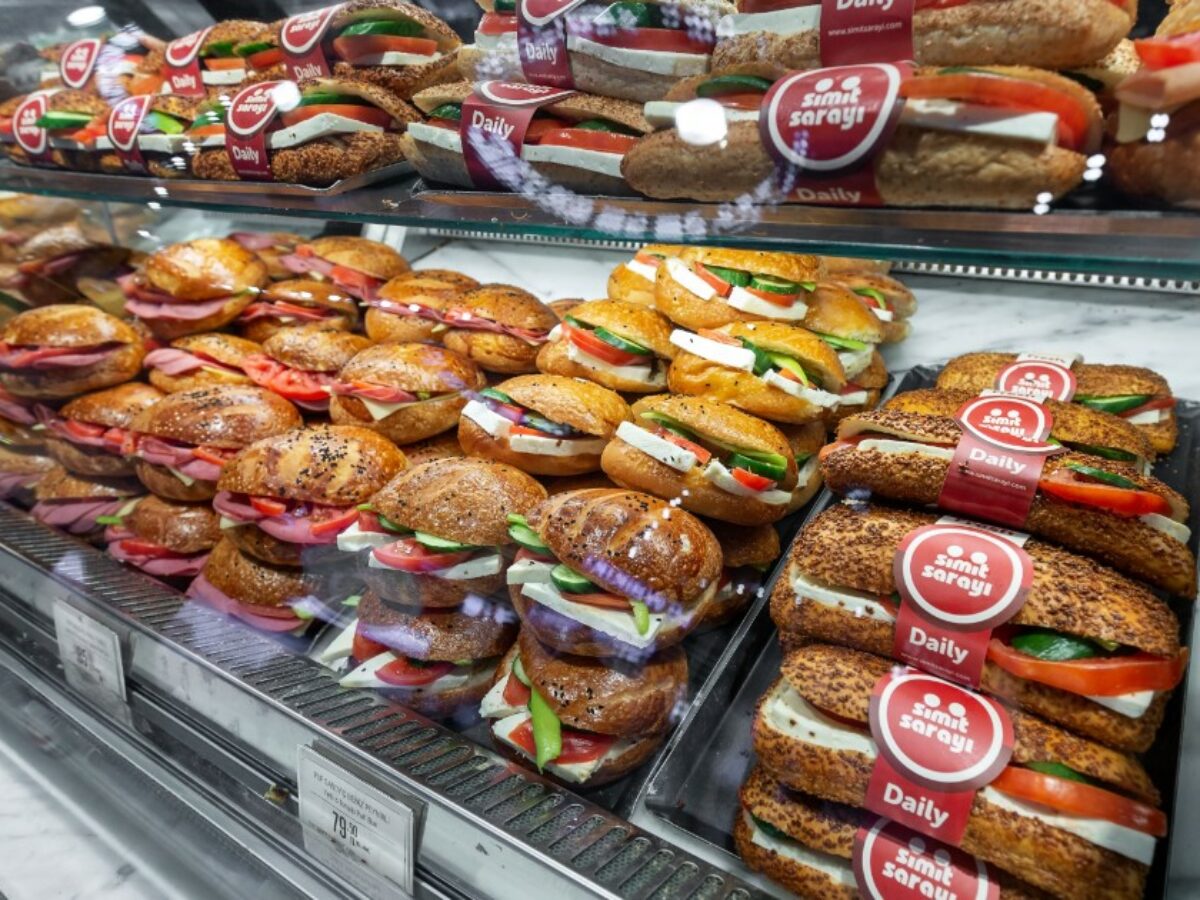 “Acqua a 9 euro, lasagna a 25 euro e un’insalata a più 15 euro”: i prezzi da capogiro dell’aeroporto più costoso del mondo. Ecco dove si trova