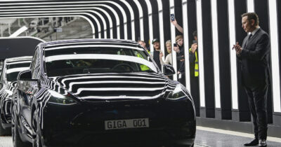 Copertina di Il mistero delle tasse di Tesla in Europa: le società olandesi, la fabbrica tedesca e i profitti scomparsi