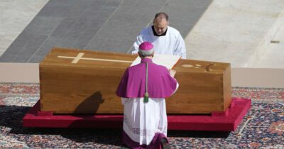 Copertina di Boom di ascolti e record per i funerali di Papa Francesco con il 70% di share sulle reti generaliste